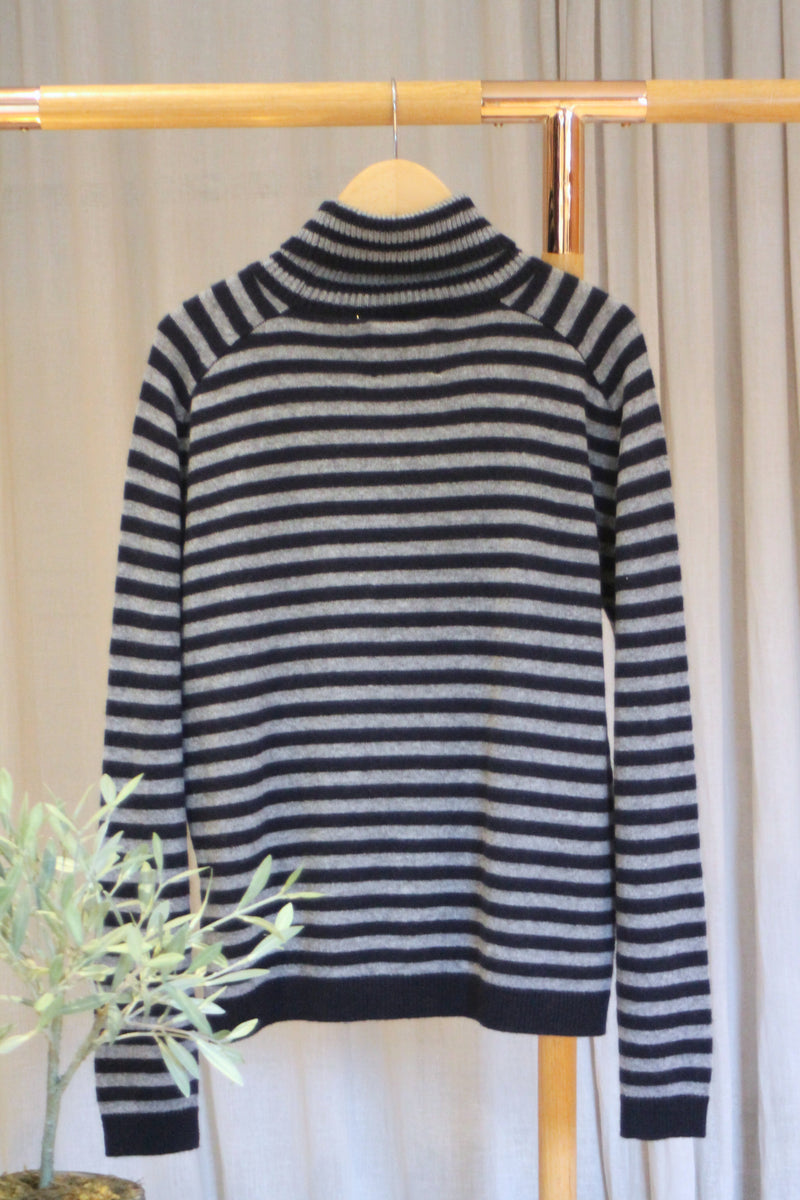 Narrow Stripe Roll Collar | Navy/Cloudy