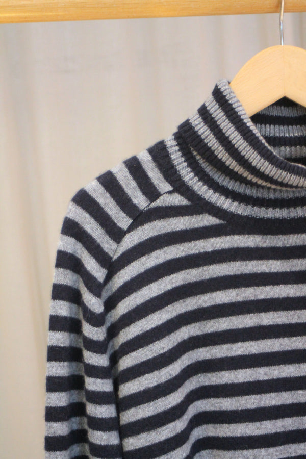 Narrow Stripe Roll Collar | Navy/Cloudy