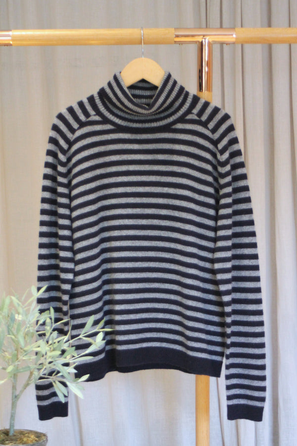 Narrow Stripe Roll Collar | Navy/Cloudy